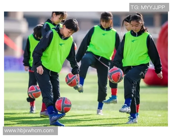 女孩们在绿茵场上展现风采踢足球的快乐与成长之路